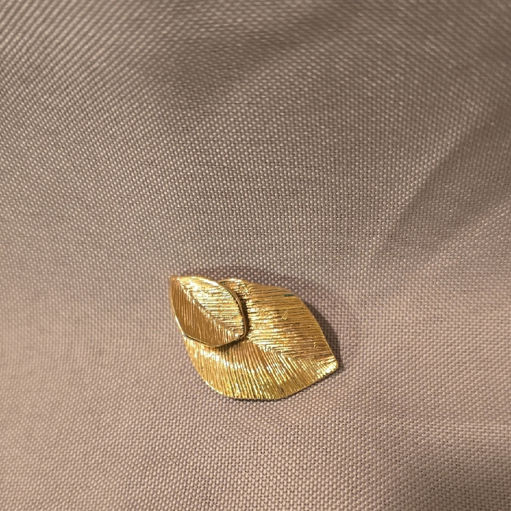Vintage Amway Chic Gold-Toned Leaf Brooch
